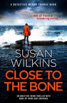 Close to the Bone: An addictive crime thriller with edge-of-your-seat suspense (Detective Megan Thomas) Read online